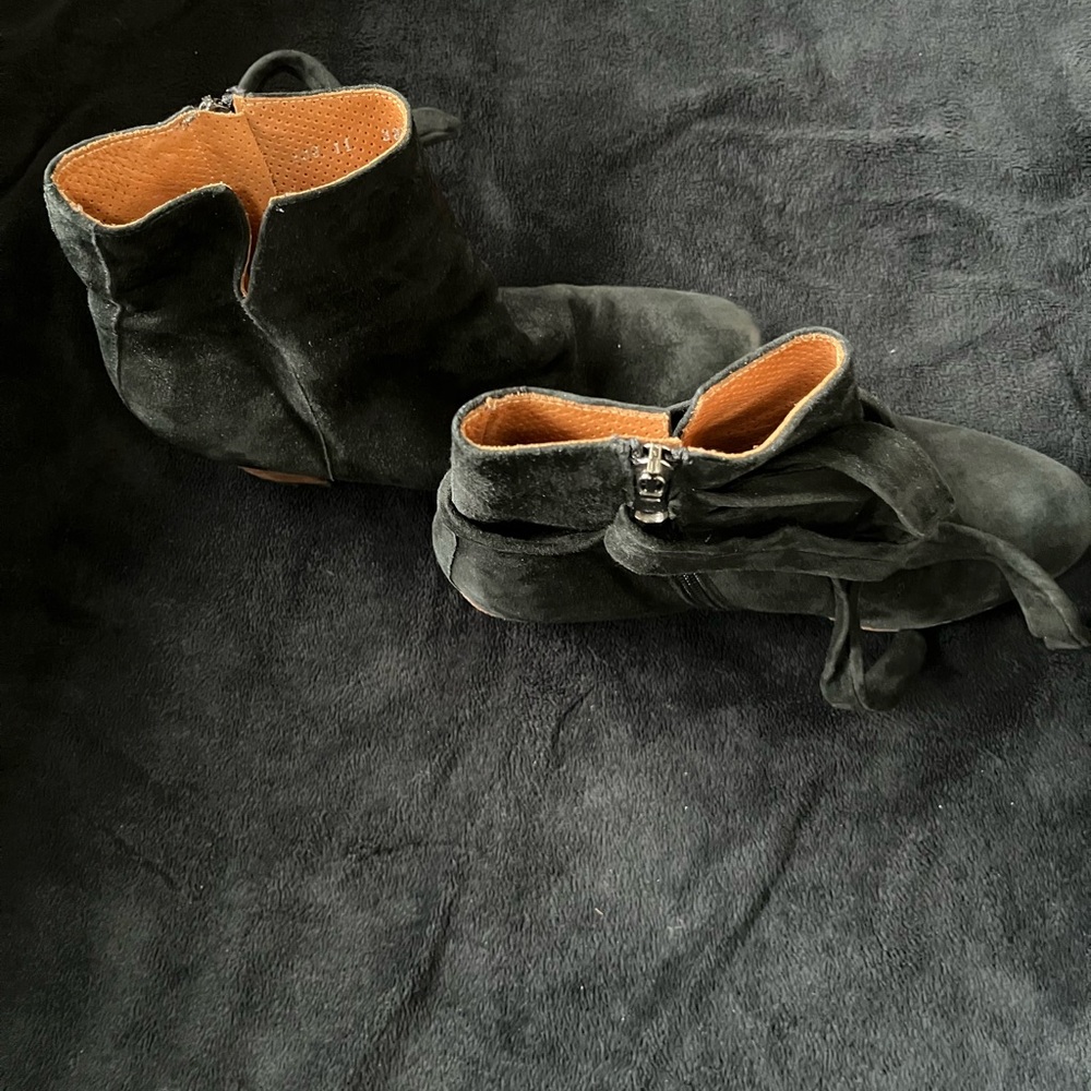 Ron White black suede half boots